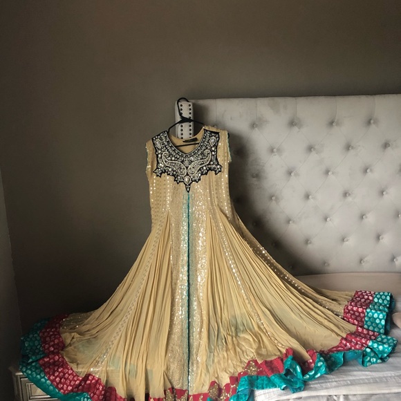 Wedding pishwas floor length Pakistani dress - Picture 3 of 6